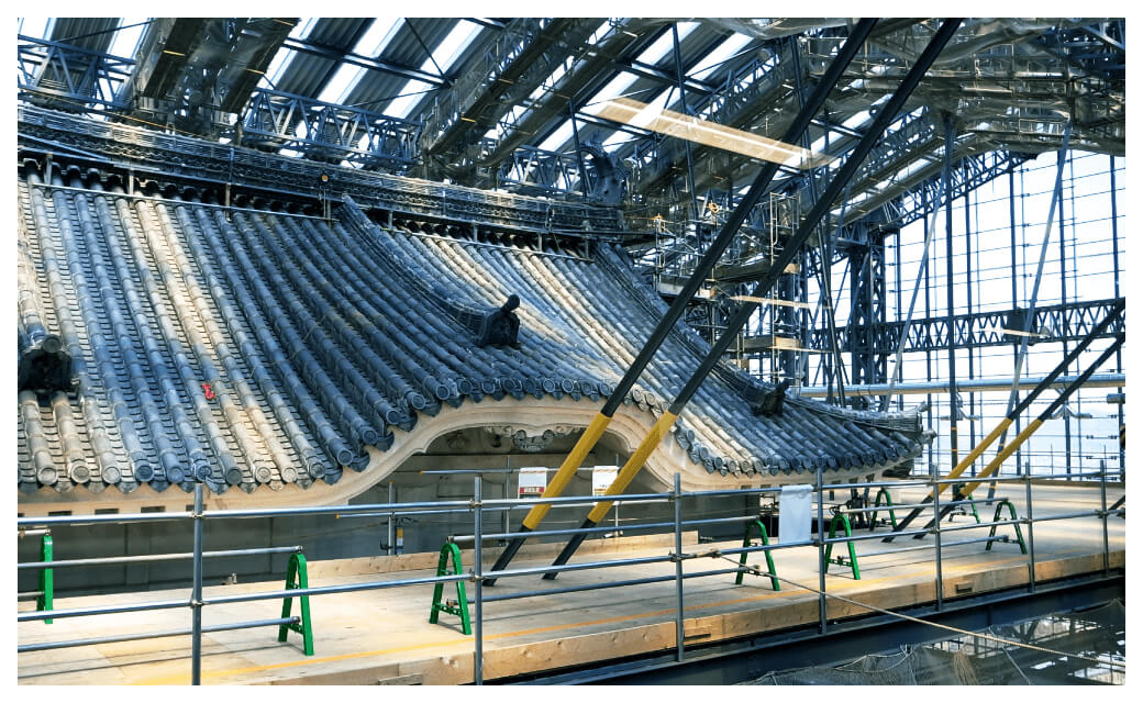 工場内で屋根を建築