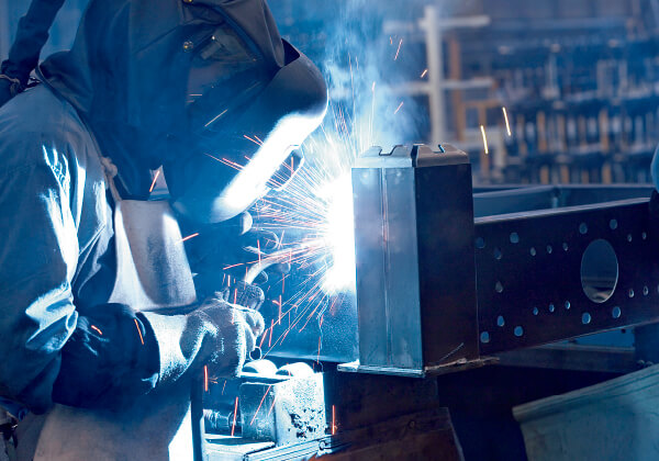技術者の確かな腕が高精度の溶接を支えています。