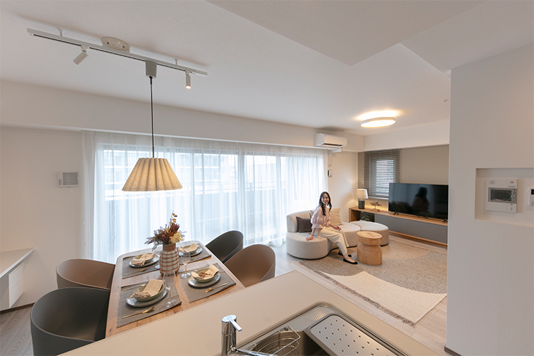 日中は、自然光で十分。<br>南面の大きな窓によって、明るく風通しのいいLDK。