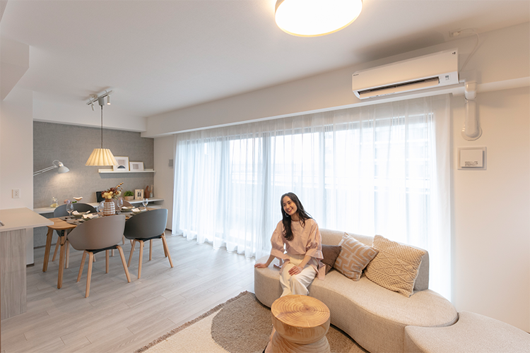 キッチンに立つと、ダイニングはもちろん、リビングまで一目で見えることができます。リビングで子どもが何をしているかが見える安心感。