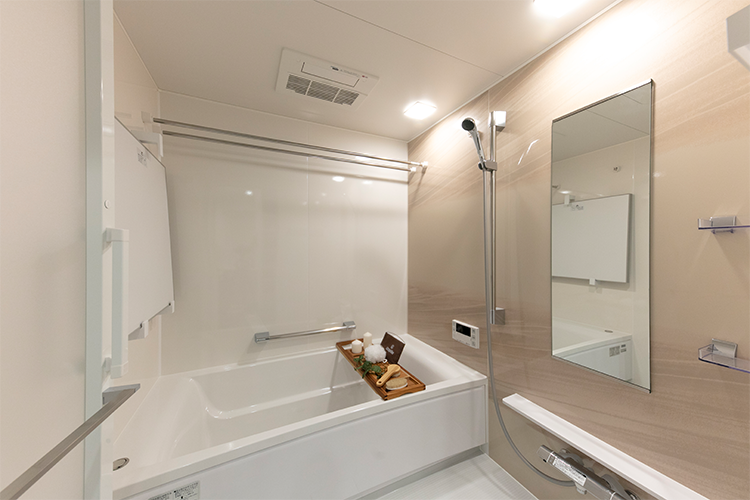 1,600×1,800mmの浴室は、一般的なマンションよりも広め。バスタイムをゆったりと過ごせます。