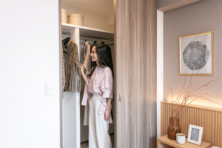 ウォークインクローゼットのある洋室は、寝室として使用するイメージ。