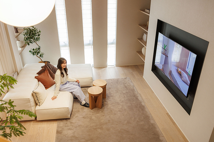 リラックス感満点のリビング。ソファに腰掛けたら最後、ずっとここにいたくなります。