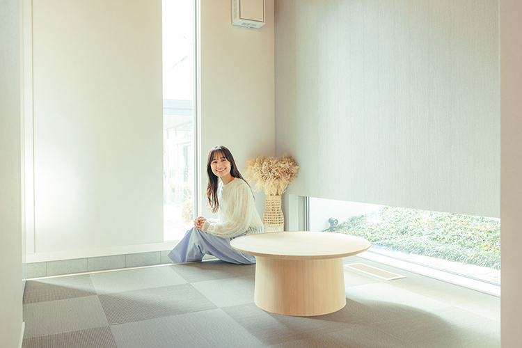 玄関の奥に進むと、小上りが！身支度が終わったら、ここを待ちスペースに？！使い方のアイデアが広がる空間です。