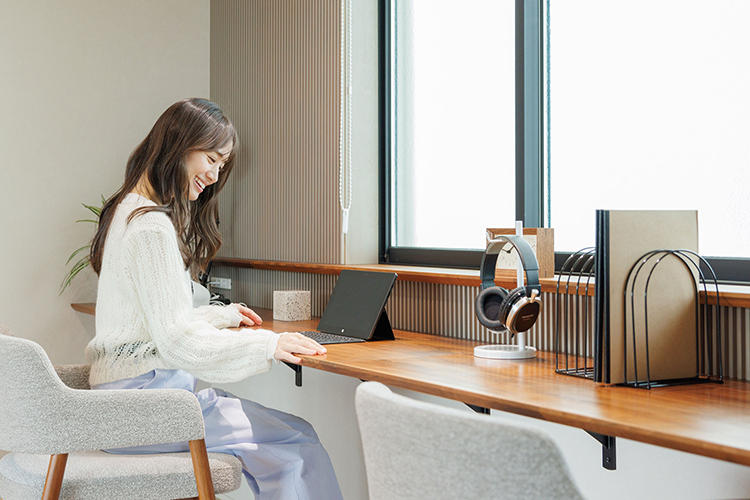 2階には、カフェを思わせるカウンターテーブルも。勉強や仕事をするスペースとして活躍しそう。