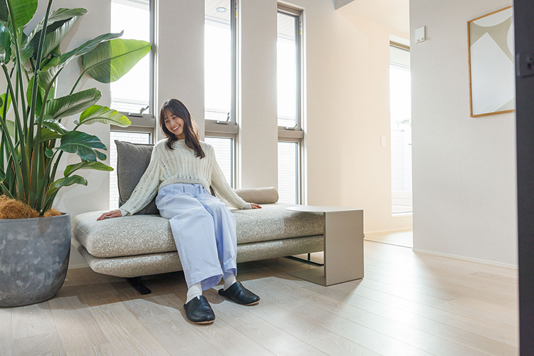 2階へ上がってすぐにあるソファスペース。天井の高さを活用して、洗濯物を干すスペースとしても活用できるそう。