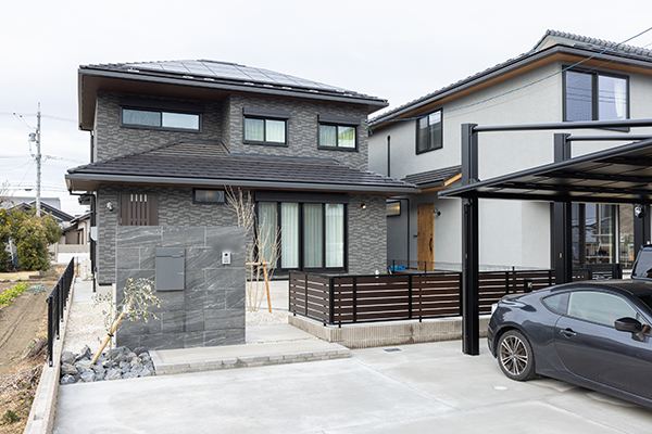 「邸宅感のある全面タイル貼りの外観」が印象的と、営業担当の深津さん。