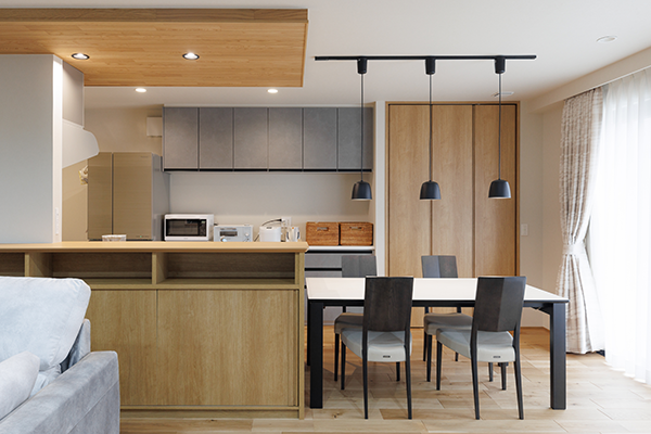 過度なインテリアや照明は極力採用せず、クリーンでミニマムな雰囲気に仕上がったLDK。