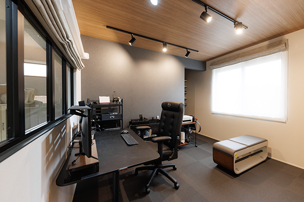 LDK隣接の書斎は、ご主人のこだわり。書斎の窓からリビングをすぐに見ることができます。