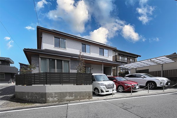 全面タイル張りの外観。門柱にも使用している大判タイルがアクセントとして効いています。