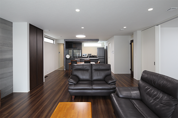 リビング・ダイニング・キッチンが一直線に並ぶ続き間が開放感を演出してくれます。