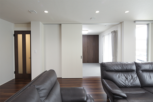 リビングの横には、続き間にもできる和室を配置。今は子どもの遊び場として大活躍しています。