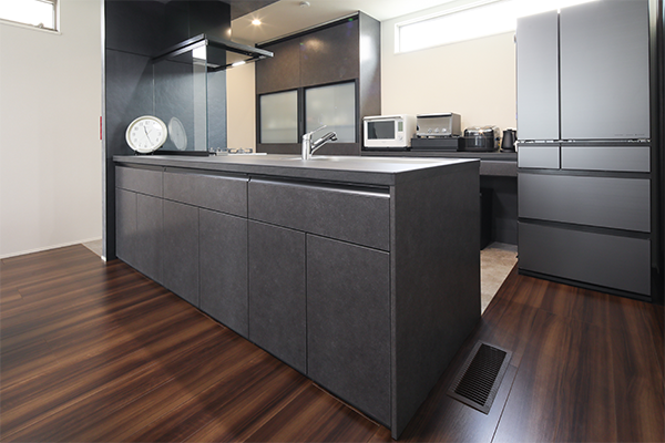 キッチンは、リビング・ダイニングとは違うダークカラーで統一することで、続き間ながら独立性を感じさせる場所に。
