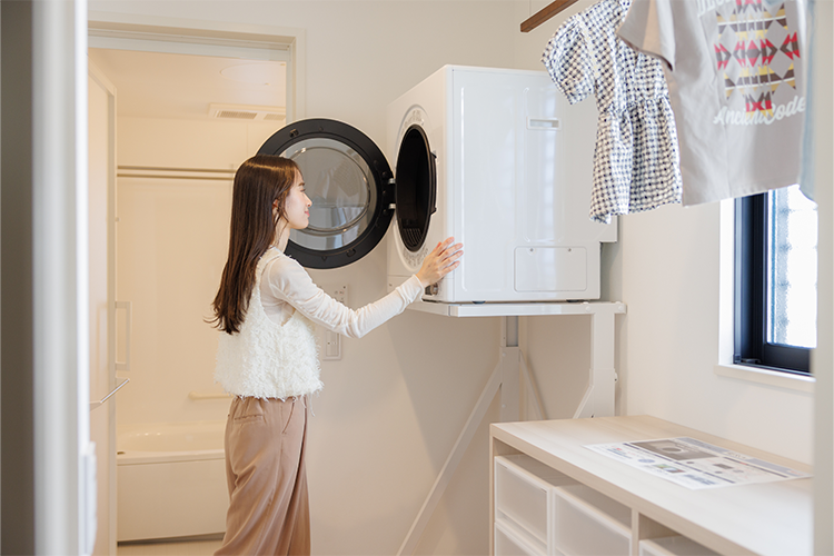 浴室の隣のランドリールーム